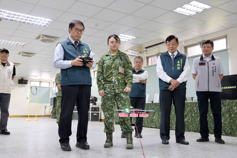參訪陸軍無人機訓練中心 黃偉哲盼推動軍民合作
