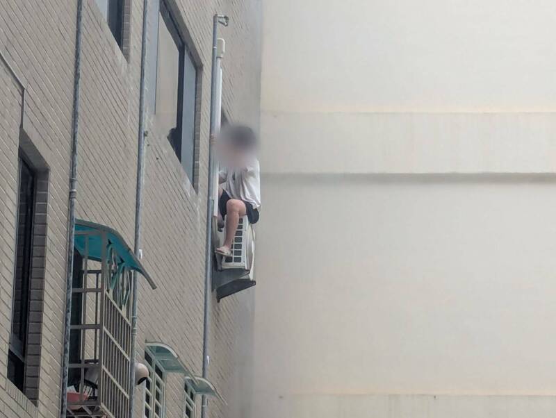 高雄左營透天厝火警  民眾喊救命躲冷氣室外機求援