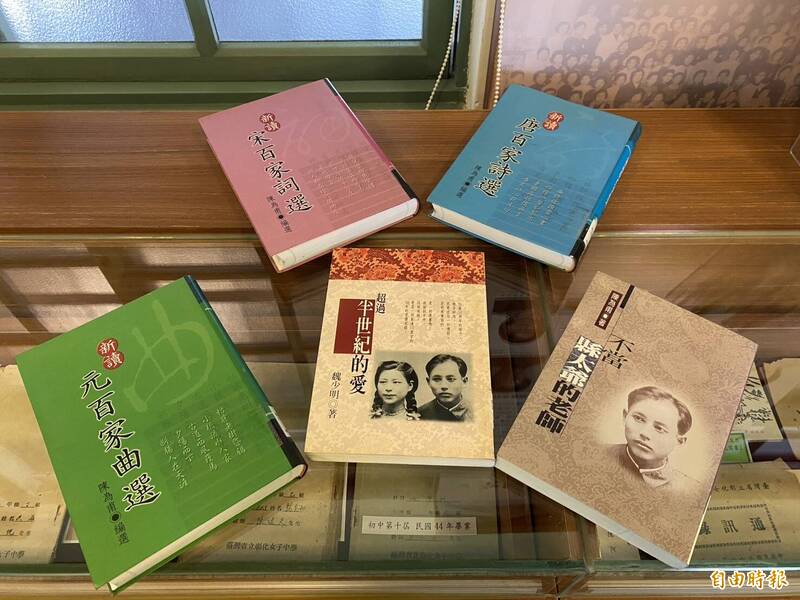 最棒教師節禮物！中研院士捐國圖感謝狀 彰女校友幫老師出書美事曝光