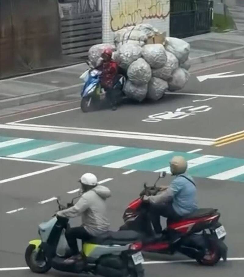 回收界霸主？台中嬤超狂載運 網：另類「移動城堡」
