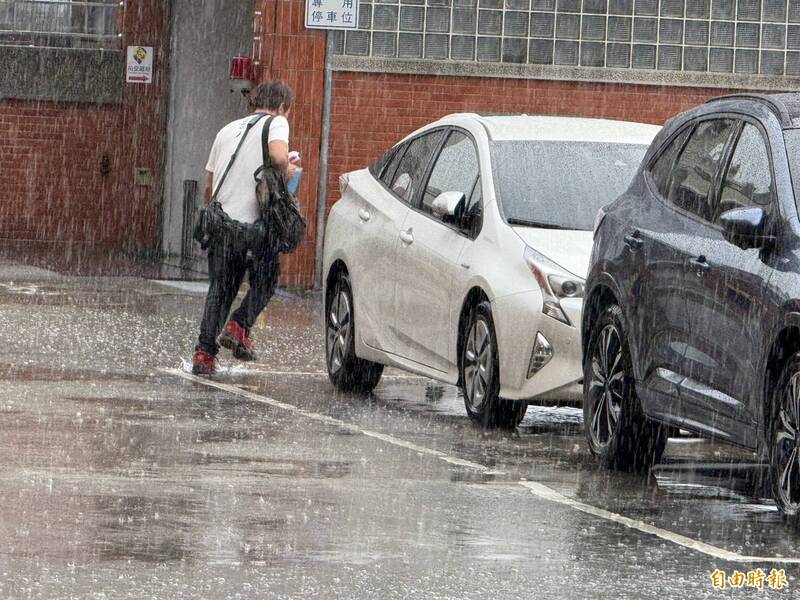 轟隆隆！彰化市午後大雷雨 低窪地區慎防積水