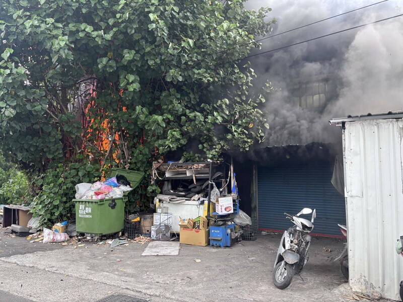 彰化縣伸港鄉鐵皮倉庫起火，存放機油冒出大量濃煙。（民眾提供）