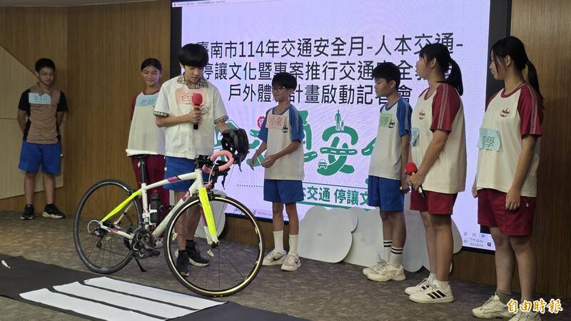 漏網鏡頭》學生台上拷問 黃偉哲秒變同學還幫「排戲」C位入鏡