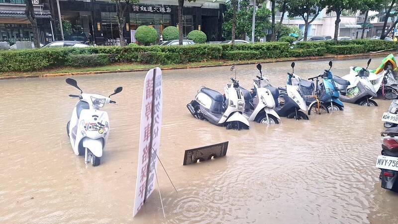 嘉市棒球場球員休息室因暴雨淹水 市府：雨停已恢復原狀