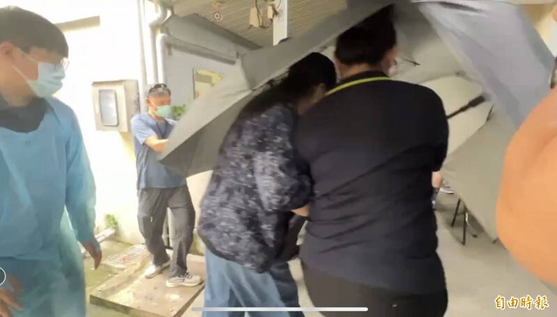 解剖2小時釐死因！沙鹿命案女大生慘死31刀下 雙親崩潰泣不成聲