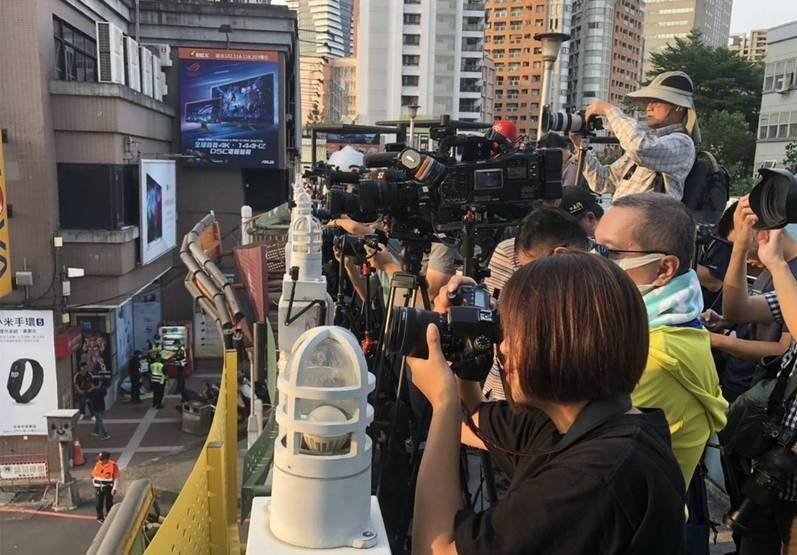 台中版「曼哈頓懸日」落空！天公不作美 天橋不見大砲卡位 