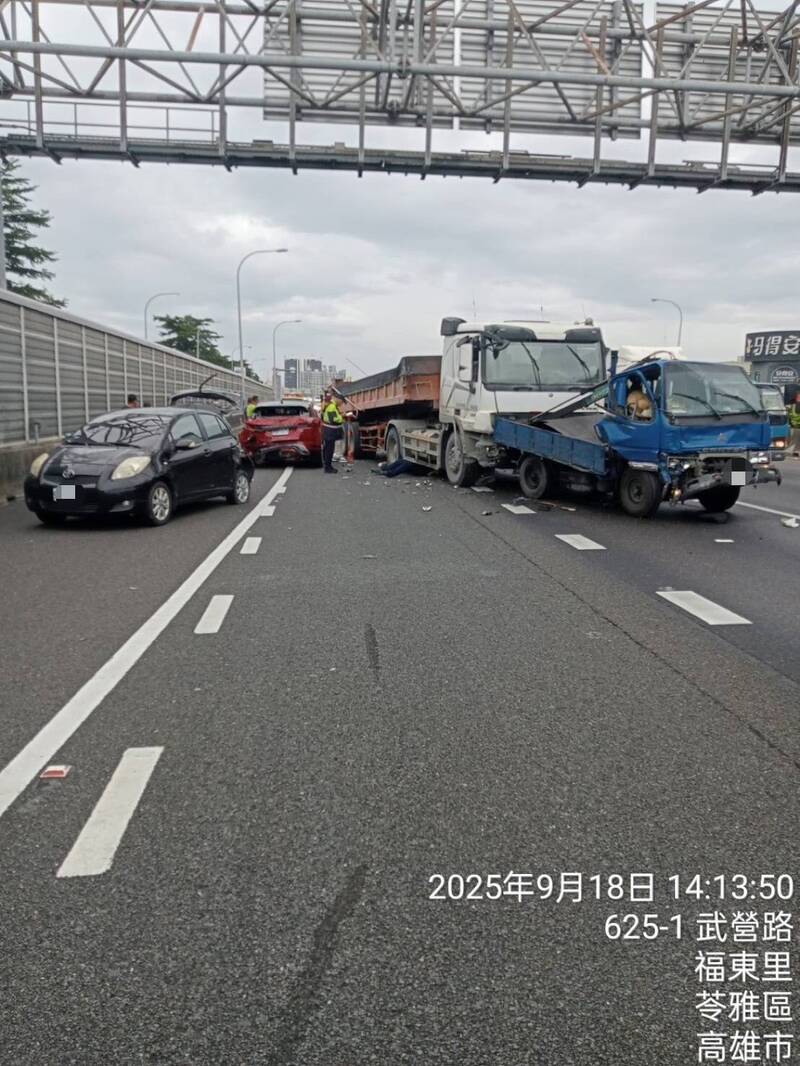聯結車變換車道不當 國道擦撞4轎車3人受傷