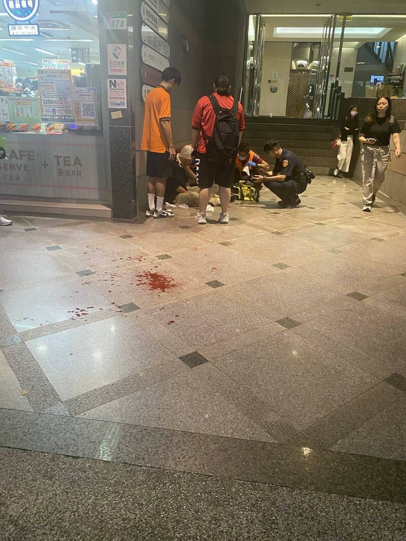 碰撞起口角 男超商前持雙節棍攻擊 台大碩生頭部撕裂傷