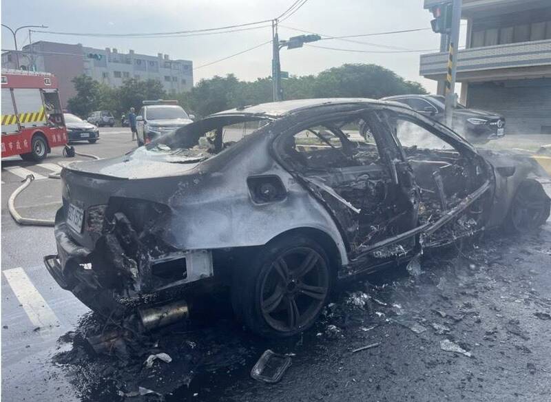 桃園轎車自撞分隔島 360度翻覆起火燃燒