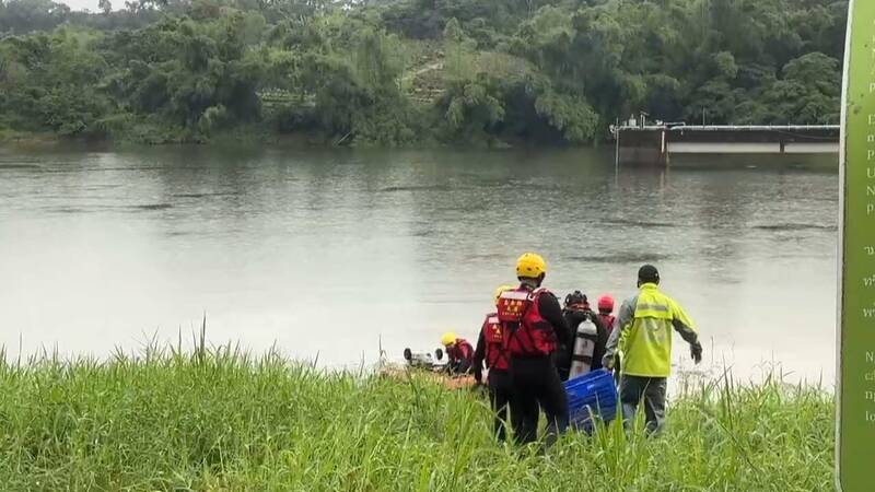 救援人員在虎頭崁埤進行搜救。（嘉義縣消防局提供）