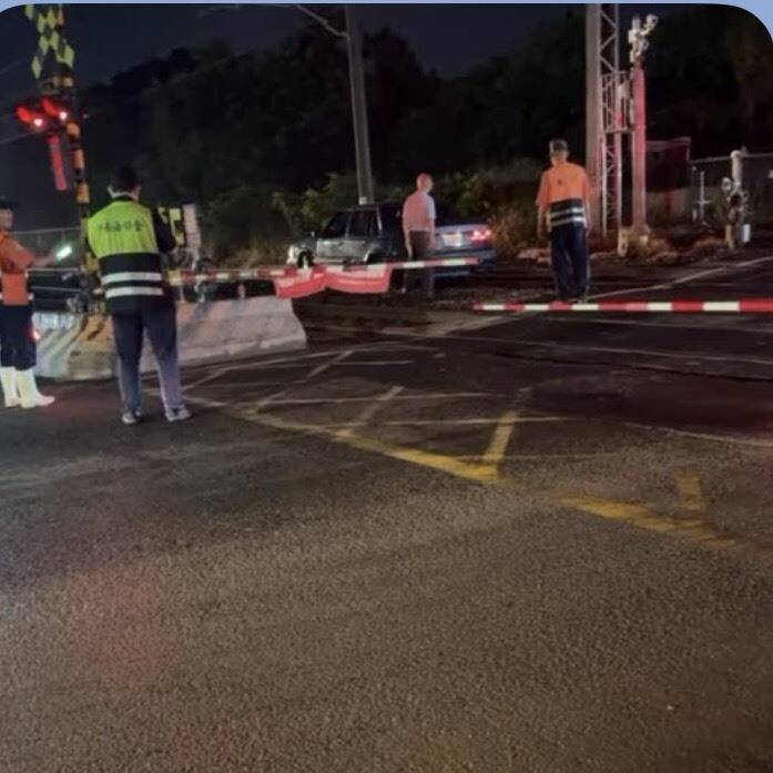 玩命！高雄轎車闖平交道 害台鐵列車延誤