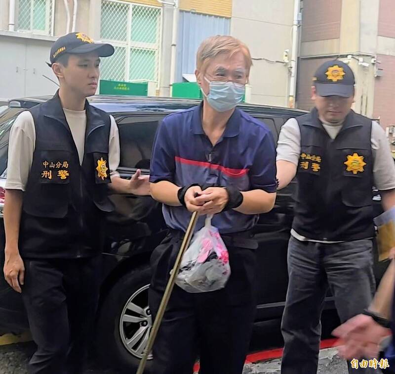 幫病患做「陰莖增大術」害喪命，醫師丁斌煌移北檢複訊，檢方今晚訊後依過失致死罪嫌諭令丁100萬元交保並限制出境出海。（記者王定傳攝）