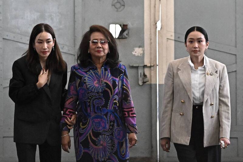 前泰國總理貝東塔（右起）與母親、姊姊到監獄探望入獄服刑的塔克辛。圖為15日畫面。（法新社）