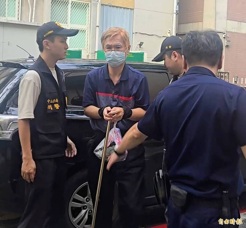 幫病患做「陰莖增大術」害喪命，醫師丁斌煌移北檢複訊，檢方今晚訊後依過失致死罪嫌諭令丁100萬元交保並限制出境出海。（記者王定傳攝）