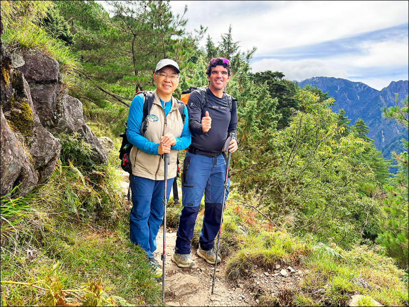 厄瓜多義肢登山勇士金特羅(右),與女登山家江秀真(左)一起攀登玉山,促進台灣登山國際交流。(玉管處提供)