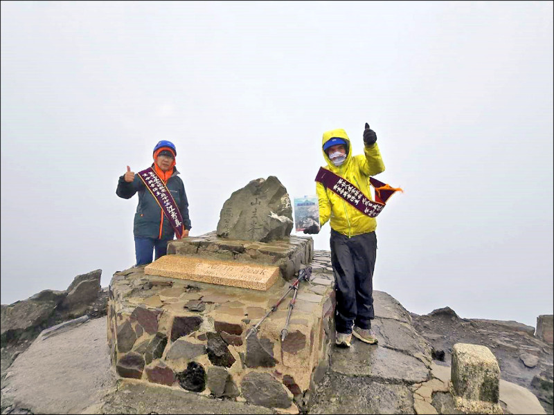 厄瓜多義肢登山勇士金特羅（右），與台灣登山女傑江秀真（左），一起攀登玉山並成功登頂。（玉管處提供）