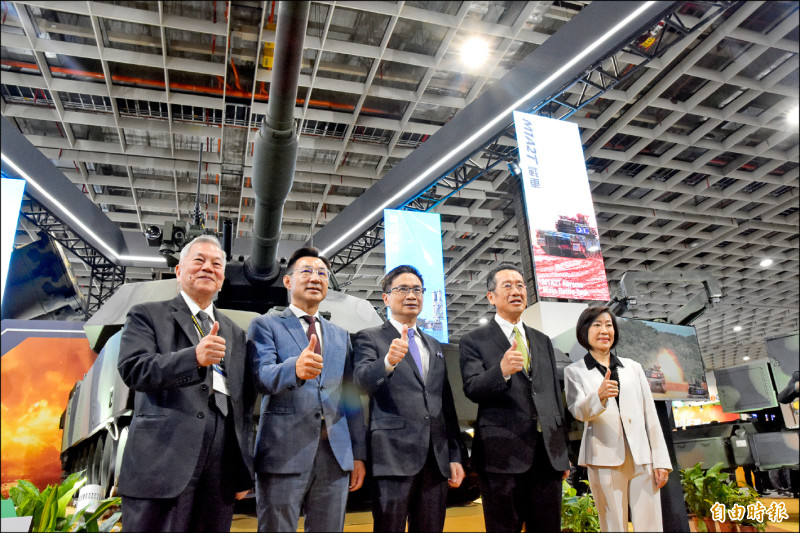 國防部長顧立雄（右二）等人於國防館MA2T戰車前合影。（記者吳哲宇攝）