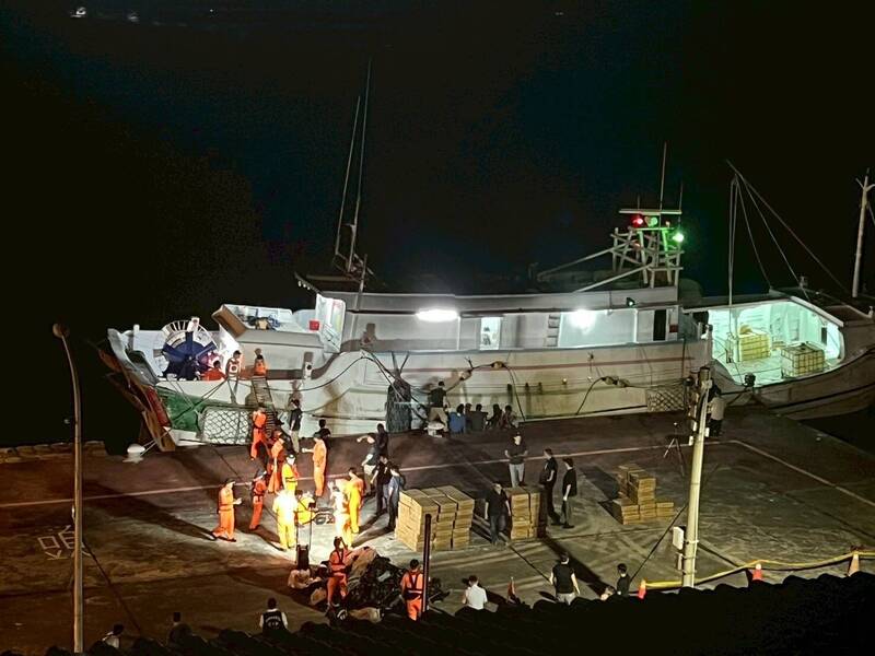 漁船頻繁進港卻沒漁貨 海巡翻出十多箱走私「白牌菸」