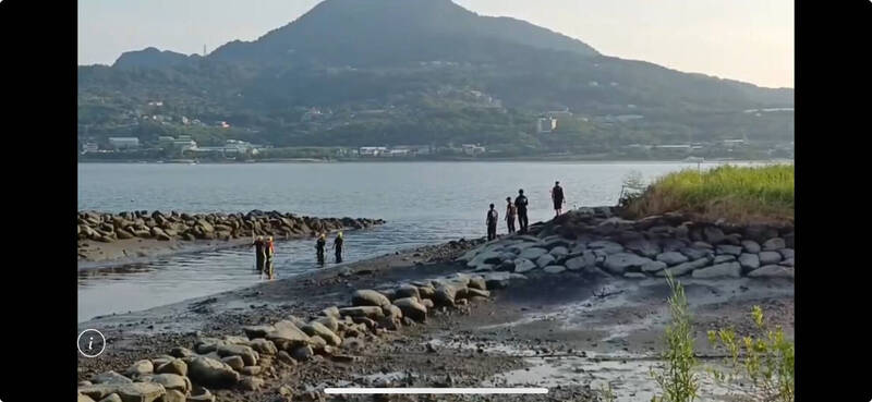 新北市淡水驚傳箱屍案，專案小組、救難人員在淡水河畔搜尋未果，上月底在紅樹林沿岸發現遺骨，比對確認是失蹤王婦遺骨，將媳婦殷女送辦。（記者吳仁捷翻攝）