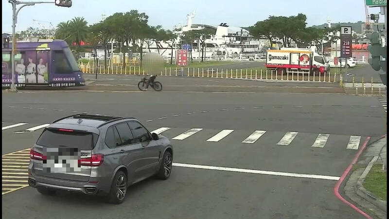 高雄輕軌又出事 單車男逼近軌道遭撞傷