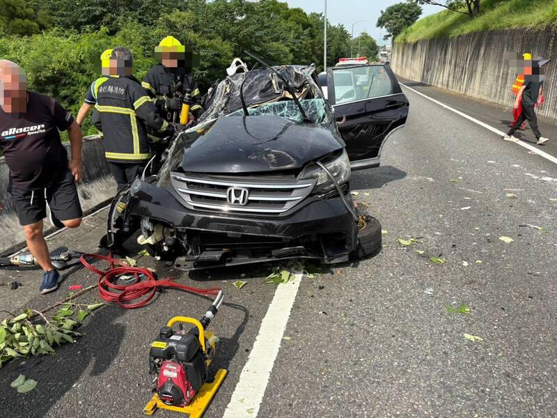 國6休旅車撞破護欄 衝下邊坡墜匝道5傷