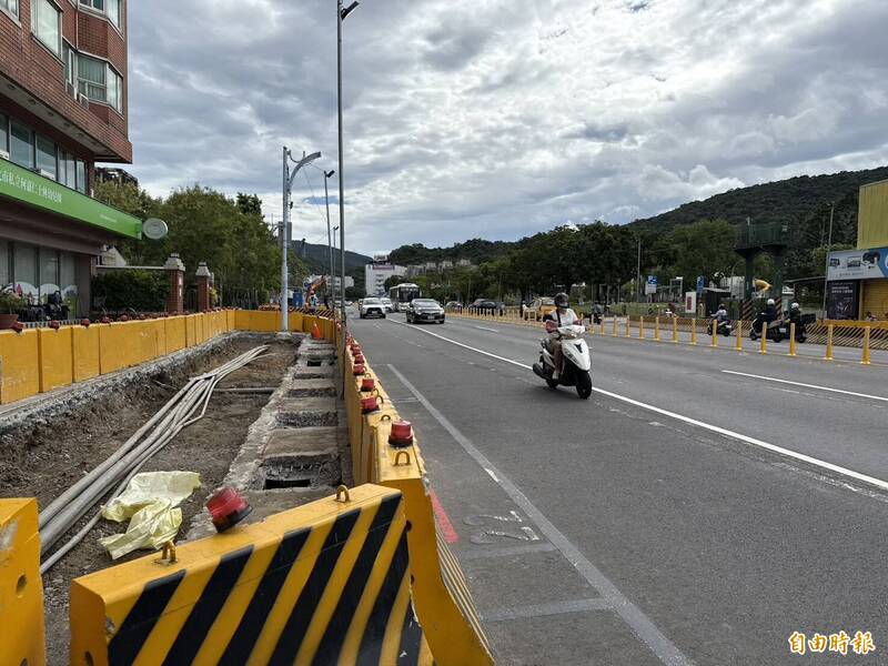 北環段開挖，士林區主要幹道中正路壅塞程度更甚以往。（記者甘孟霖攝）