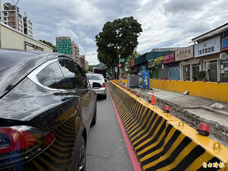 北環段開挖，士林區主要幹道中正路壅塞程度更甚以往。（記者甘孟霖攝）
