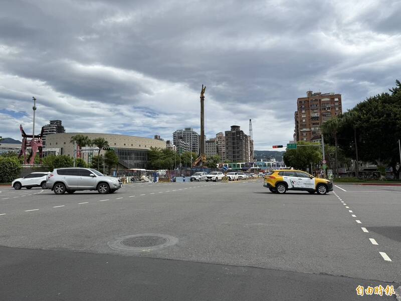 北環段開挖，士林區主要幹道中正路壅塞程度更甚以往。（記者甘孟霖攝）