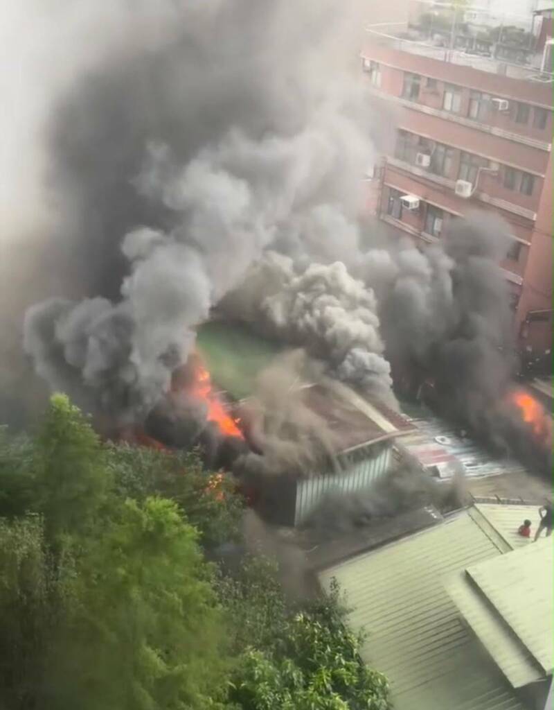 北市文山區民宅清晨惡火疑房東縱火 房客一家四口逃到屋頂求救
