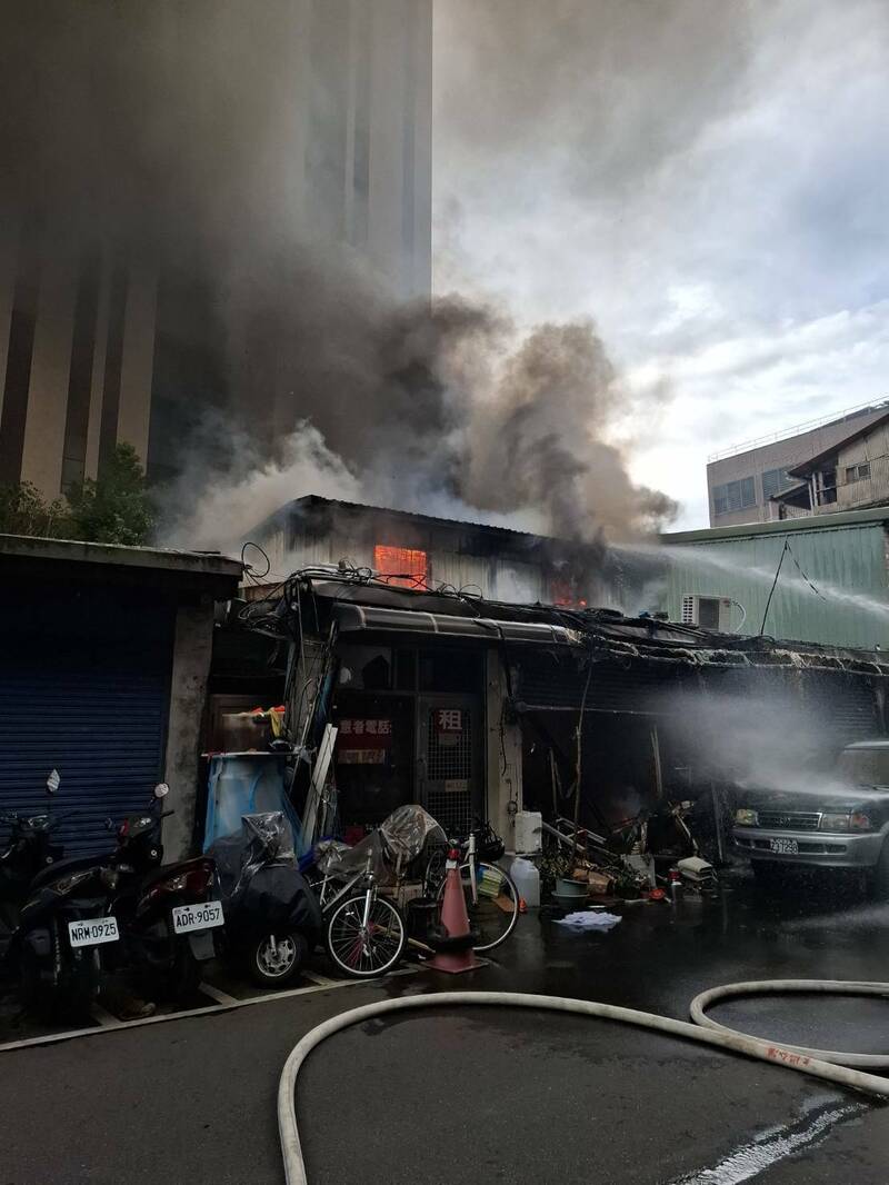 木柵路三段一棟2層樓磚造建築，上午7時31分竄出火舌。（記者鄭景議翻攝）