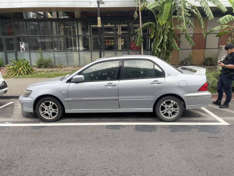 板橋國小後門驚傳槍擊！轎車被轟成蜂窩 家長恐慌報警