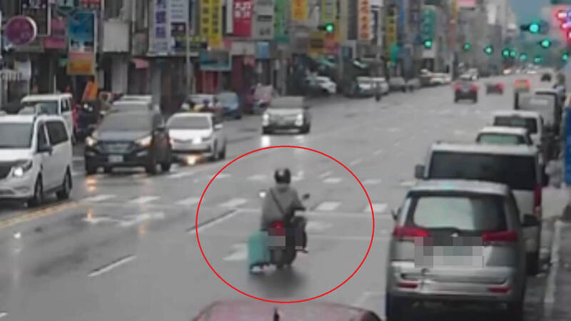 叔叔有練過？ 單手拖行李箱騎車 網諷：大高雄人無極限