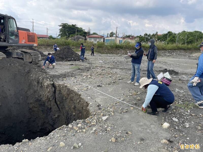 高市環保局日前針對美濃成功段470、470之1兩塊農地開挖，共4處，每處長約6至8公尺，寬約2至3公尺，深挖至少4公尺，稽查人員並採集土方送驗。（記者李惠洲攝）