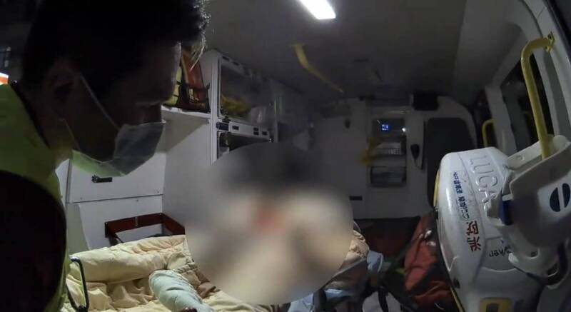 桃園女遭鋸齒刀割喉裸奔求救 恐怖情人自戕獲救收押