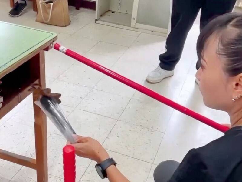 仁愛高農森林科女老師霸氣移蛇。（民眾提供）