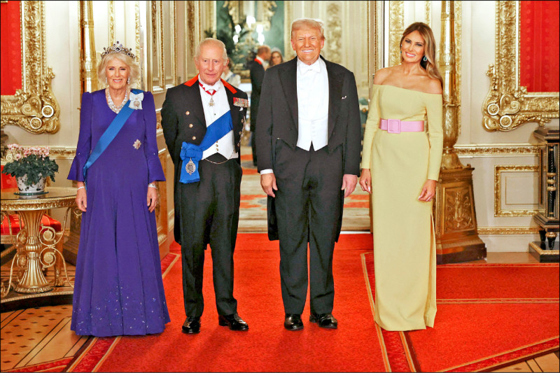 美國第一夫人梅蘭妮亞17日晚間出席英國王室國宴，一襲露肩黃色禮服，搭配粉色寬腰帶及大型祖母綠耳環，成為網路熱門話題。有網友直言「看起來像一顆巨大的復活節彩蛋」，更有網友毒舌稱為什麼要穿得像香蕉，認為禮服過於休閒，不夠隆重。（路透）