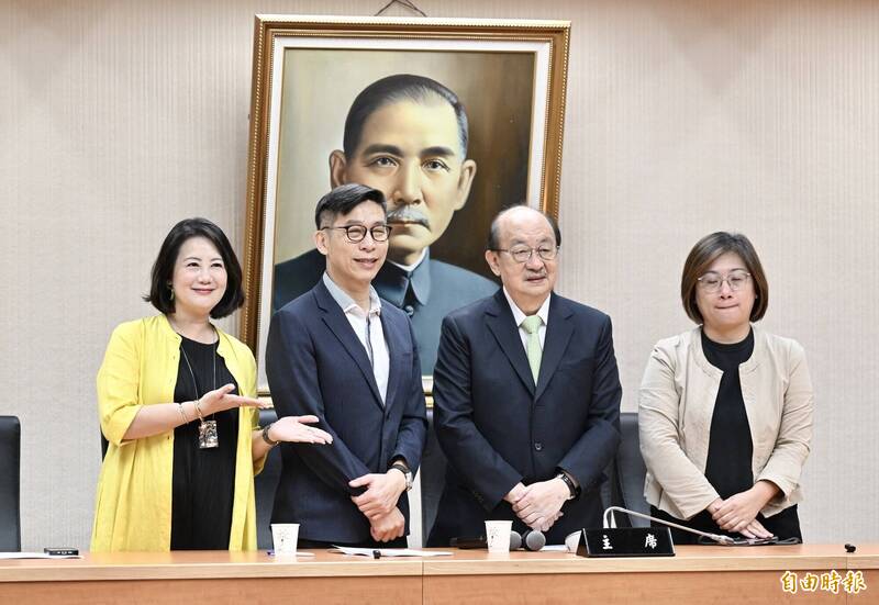 民進黨立法院黨團19日召開黨團會議，討論黨團幹部事宜。民進黨團總召柯建銘（右二）會後公布投票結果，由立委鍾佳濱（左二）出任幹事長，書記長由立委陳培瑜（右一）接任，柯建銘則繼續擔任總召。左一為卸任的幹事長吳思瑤。（記者羅沛德攝）