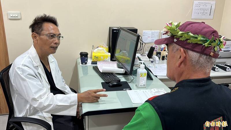 「超人醫師」徐超斌（左）病逝，享年58歲，生前為成立南迴醫院積極奔走。（資料照）