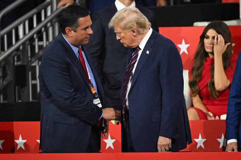 消息人士透露，我國駐美大使9月初曾與美國總統情報顧問委員會（PIAB）的代表會面，其中包括與川普關係特別密切的PIAB主席努尼斯（左）。（美聯社資料照）