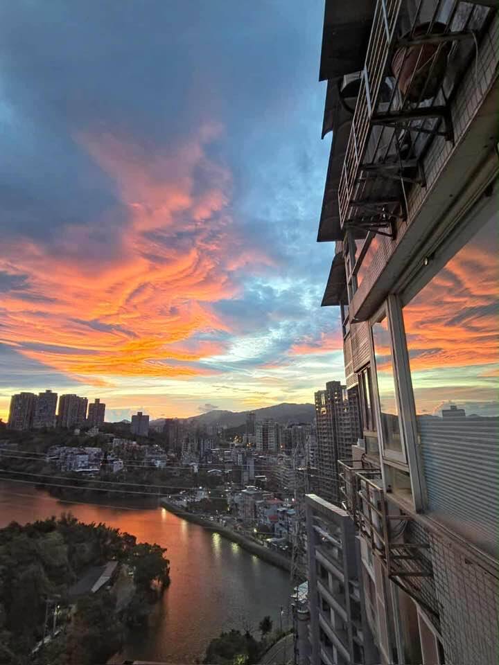 颱風外圍環流影響！鄭明典PO「翻滾的天空」 網讚：好美