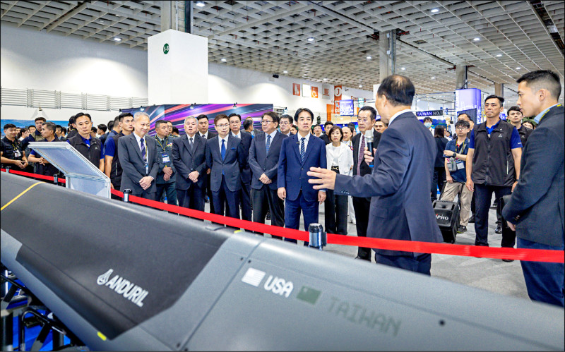 總統賴清德昨參觀「二○二五台北國際航太暨國防工業展」，聽取美商安杜里爾（Anduril）陳展的「低成本自主巡弋飛彈」相關簡報。（取自總統府官網）