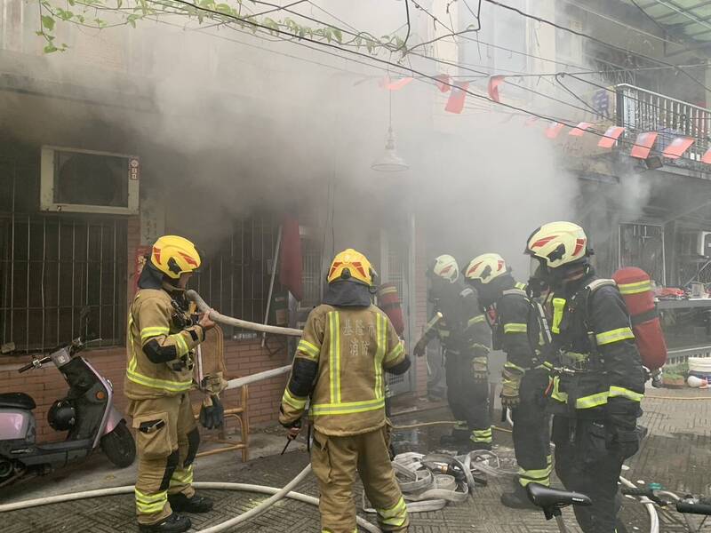 基隆市中正路105巷1樓民宅今天清晨6點半發生火警。基隆市消防局邊滅火邊疏散附近18名住戶，火勢於上午7點15分控制。（記者林嘉東翻攝）