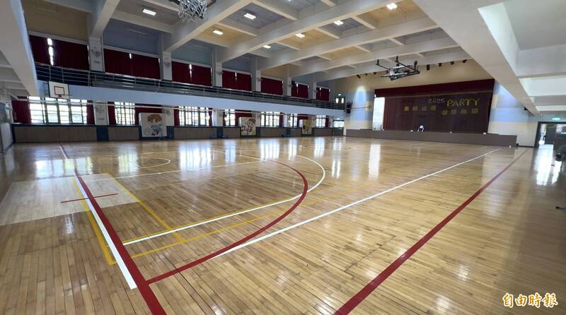 長者校門口漏夜排隊搶場地 南港成德國小羽球場大公開