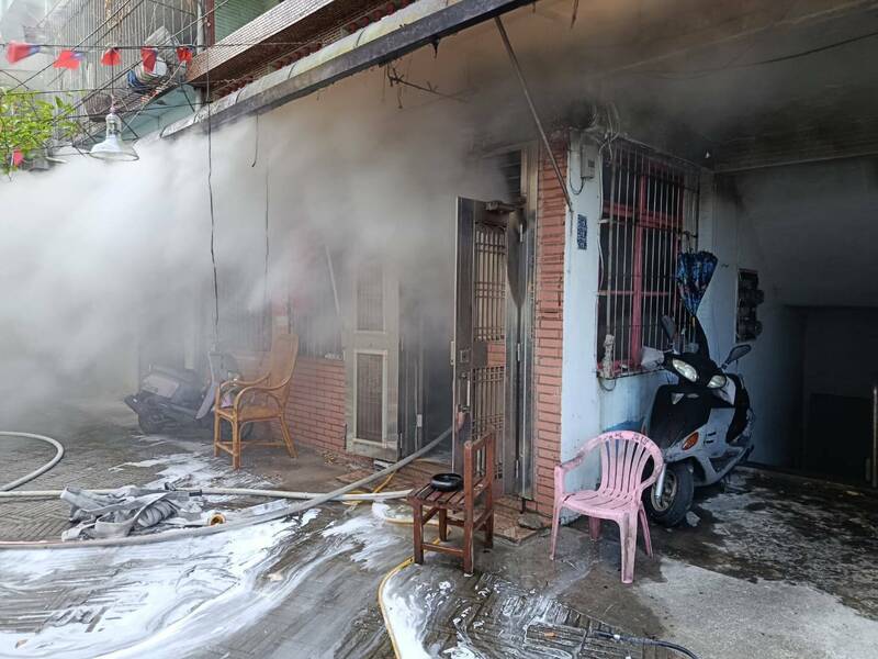 基隆市中正路一民宅今天清晨火警。基隆市消防局火科勘火，起火位於1室，疑姓屋主理菸蒂不慎，引燃火。（者林嘉翻）