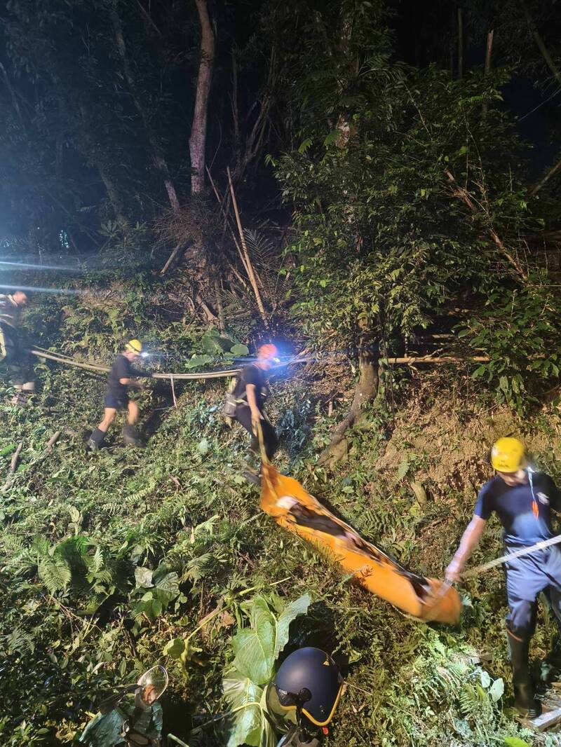 新北三峽鳶山步道山難 警用機車爬坡救援摔傷男