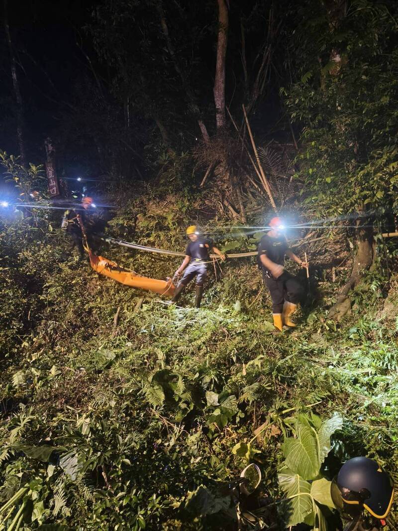 新北市三峽鳶山步道19日驚傳山難，員警騎機車先載救難人員上山，尋獲受困者及施救，隨後救難人員、員警合力抬患者下山，即時救回一命。（記者吳仁捷翻攝）