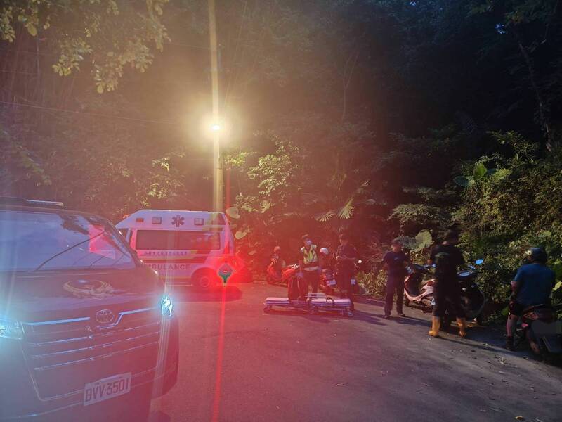 新北市三峽鳶山步道19日驚傳山難，員警騎機車先載救難人員上山，尋獲受困者及施救，隨後救難人員、員警合力抬患者下山，即時救回一命。（記者吳仁捷翻攝）