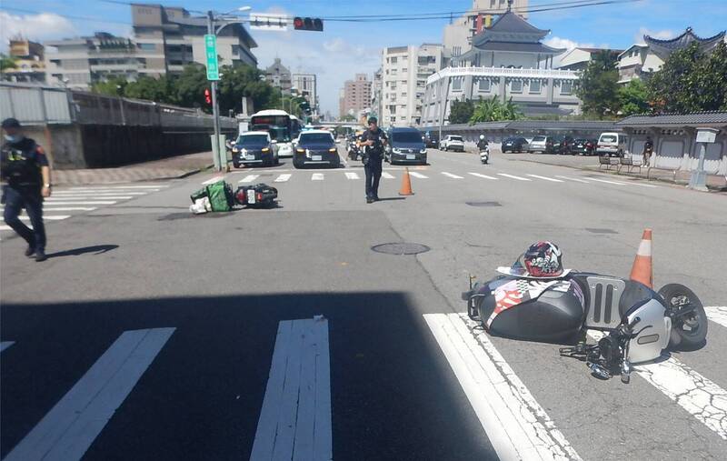 在路口猛烈碰撞倒地。（民提供）