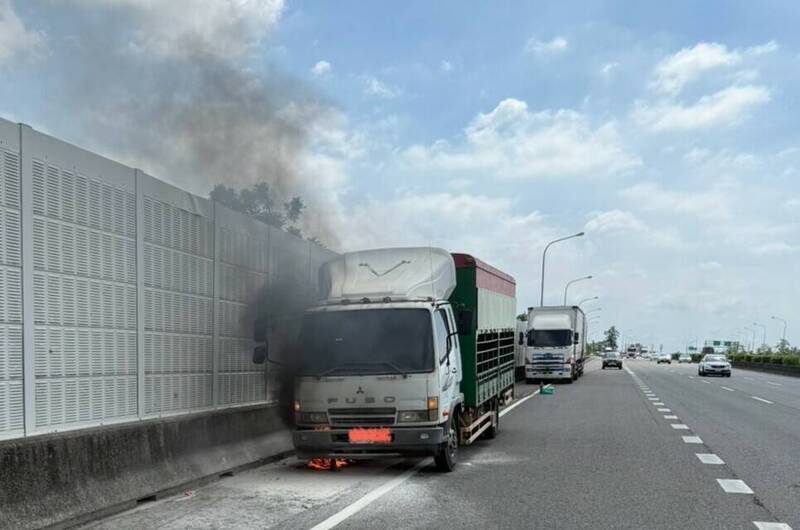 大貨車在行駛中竟然起火，火煙從車頭下方的引擎室起火，林姓司機急停路肩滅火。（民眾提供）