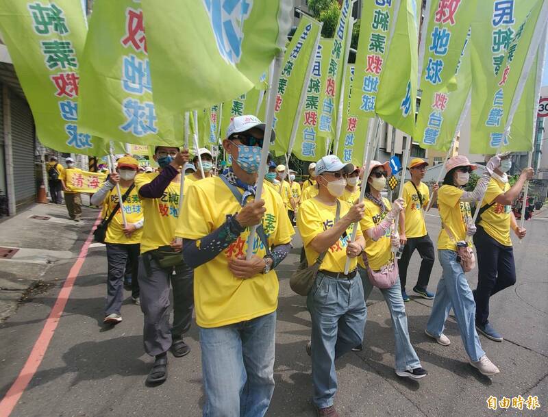 純植行動聯盟遊行隊伍安排年輕旗隊先導，象徵純素新世代崛起，引領全球純植風潮。（記者陳文嬋攝）